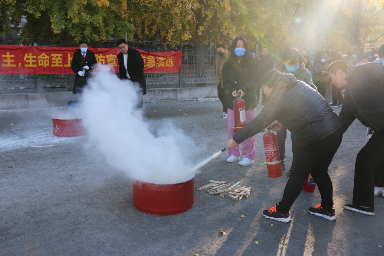 瓦力游戏组织发展&ldquo;预防为主，性命至上&rdquo;消防宣传应急演练