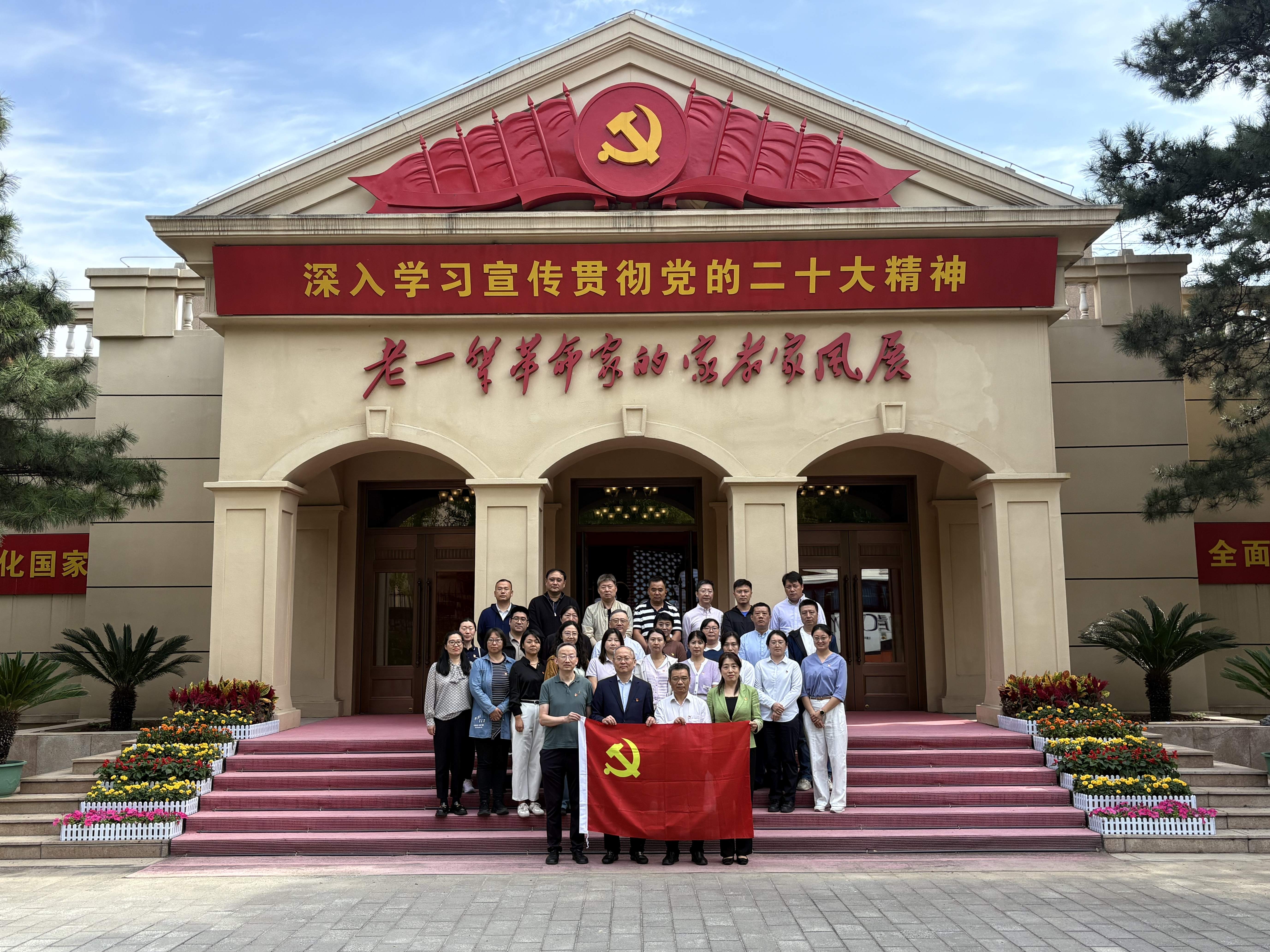 瓦力游戏组织参观中央档案馆&ldquo;老一辈革命家的家教家风&rdquo;主题文件展