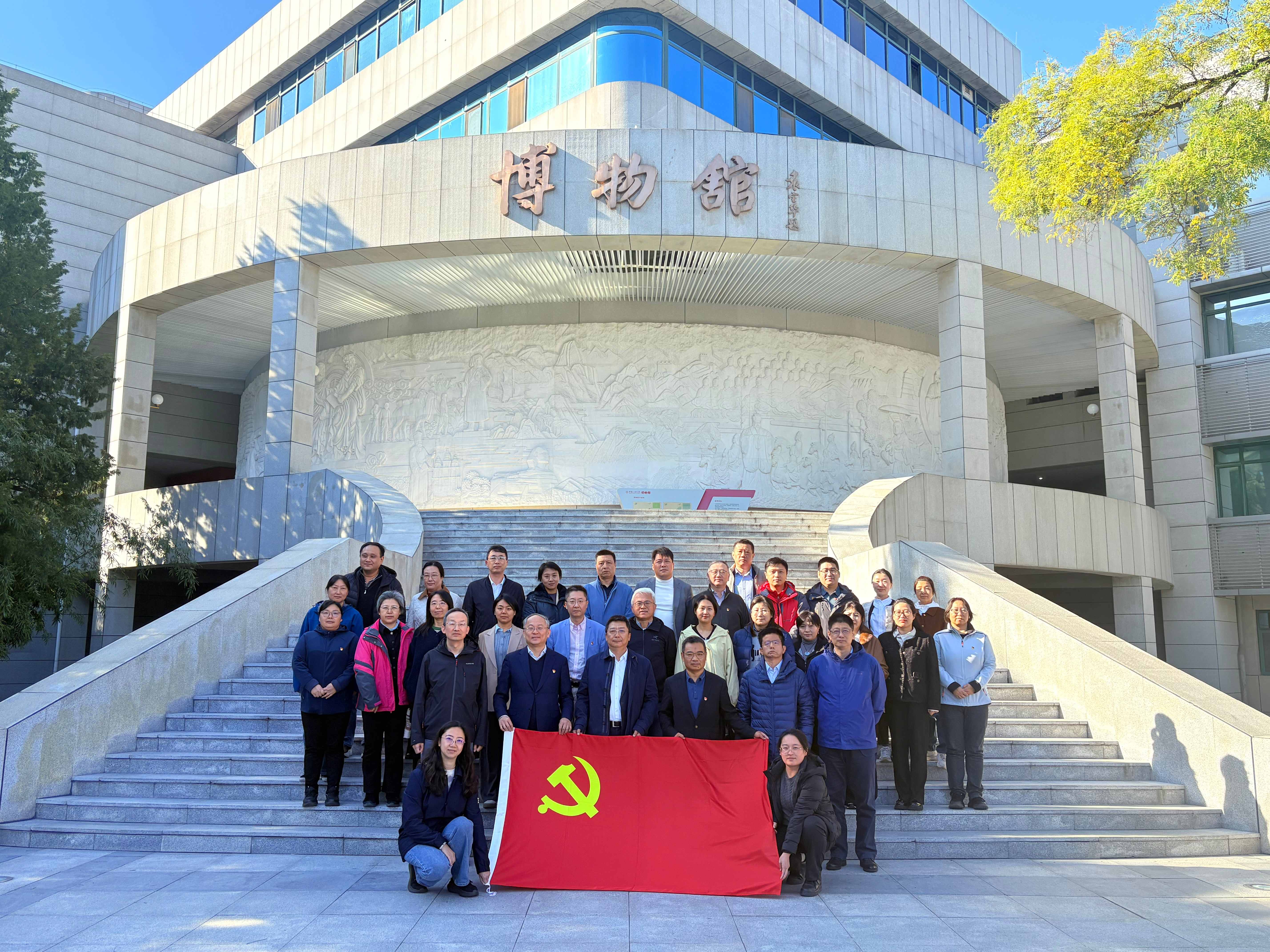 瓦力游戏组织参观中国人民大学家信博物馆